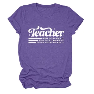 Vista ravvicinata di una t-shirt viola a maniche corte con stampa grafica Teacher
