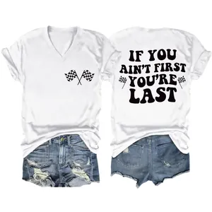 Gedetailleerd beeld van wit T-shirt met V-hals en "If you ain't first you're last".