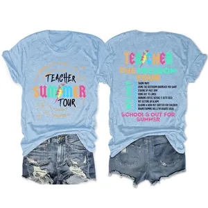 Lichtblauw Teacher Summer Tour t-shirt detail met grafische prints op de voor- en achterkant