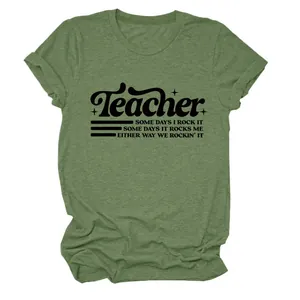 Vista dettagliata della t-shirt verde oliva con citazione Teacher e trama in cotone