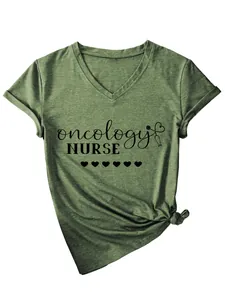 Detailansicht eines olivgrünen V-Ausschnitt-T-Shirts mit Oncology Nurse-Aufdruck