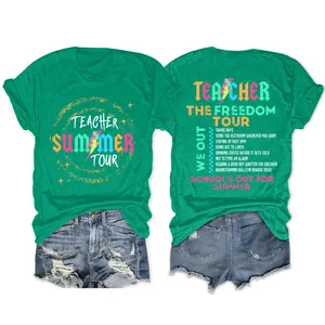 Groen Teacher Freedom Tour grafisch T-shirt voor- en achteraanzicht met spijkershorts
