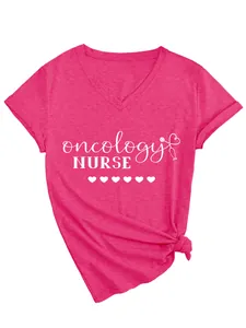 Detailansicht des Oncology Nurse Schriftzugs und Stethoskop-Grafik auf pinkem Shirt