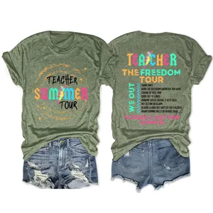 Detail van de Teacher Freedom Tour grafische print op een groen t-shirt met korte mouwen