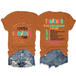 Detail van de voor- en achterkant van het oranje Teacher Summer Tour T-shirt.