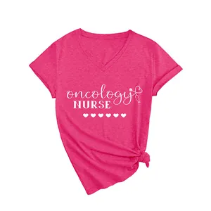 Lässiges pinkfarbenes T-Shirt mit V-Ausschnitt und weißem Oncology Nurse-Schriftzug Design
