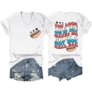 Detail von Damen V-Ausschnitt T-Shirt mit Retro 4. Juli Hot Dog Grafikdruck-Design.