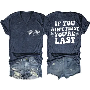 Dames T-shirt met V-hals met 'If You Ain't First You're Last' print en denim korte broek.