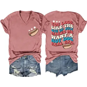 Rosa Damen V-Ausschnitt T-Shirt mit 4. Juli Hotdog-Druck Vorder- und Rückansicht