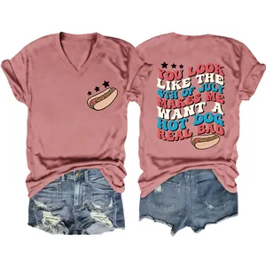 Vorder- und Rückansicht des 4. Juli V-Ausschnitt T-Shirts mit Hot-Dog-Druck und Spruch