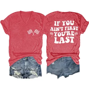Voor- en achteraanzicht van rood T-shirt met V-hals en tekst 'If you ain't first'