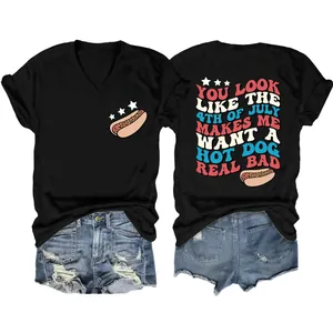 Vorder- und Rückansicht des schwarzen V-Ausschnitt-T-Shirts mit Hot-Dog-Grafikdruck.