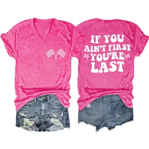 Gedetailleerde weergave van roze T-shirt met V-hals en IF YOU AIN'T FIRST YOU'RE LAST