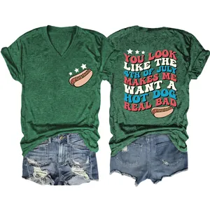 Detail eines grünen V-Ausschnitt-T-Shirts mit Hotdog-Druck und Grafiktext.