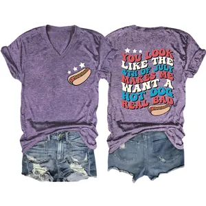 Detailansicht eines lila Damen-V-Ausschnitt-T-Shirts mit Vintage-Hot-Dog-Grafik zum 4. Juli