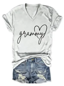 Detalle de camiseta blanca con cuello en V y estampado 'grammy'