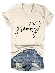 Camiseta de mujer con cuello en V y gráfico de Grammy y corazón en tela crema