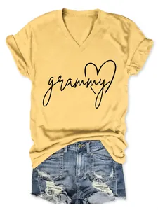 Vista detallada de camiseta amarilla cuello V con estampado corazón 'grammy' y shorts