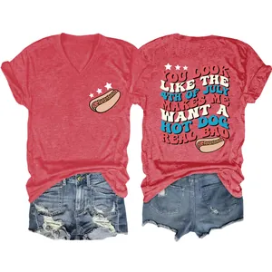Rotes V-Ausschnitt T-Shirt mit 4. Juli Hotdog-Grafikdesign, Vorder- und Rückansicht.