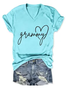 Detalle de camiseta azul claro con cuello en V, estampado de corazón 'grammy' y shorts.