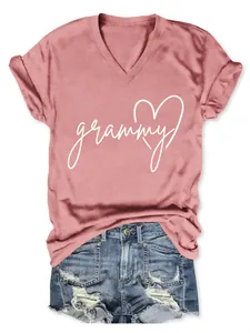 Detalle de camiseta rosa palo con cuello en V para mujer y estampado grammy blanco