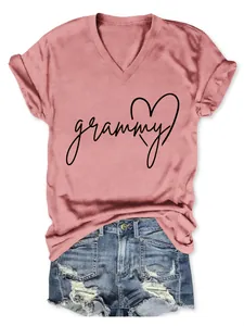 Vista detallada de la camiseta de cuello en V para mujer con estampado gráfico grammy