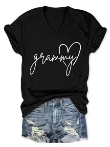 Camiseta negra de cuello en V para mujer con estampado de corazón Grammy y shorts