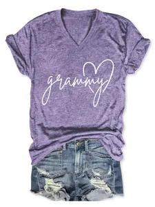 Detalle de camiseta morada con cuello en V e impresión de corazón grammy y shorts