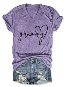 Detalle de camiseta morada con cuello en V e impresión gráfica de corazón grammy negro