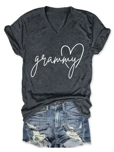 Detalle de camiseta gris oscuro con cuello en V e impresión 'grammy' y pantalones cortos.