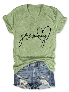 Camiseta verde con cuello en V y estampado 'Grammy' con pantalones cortos denim.