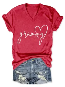 Vista detallada de una camiseta roja de cuello en V con gráfico de corazón 'grammy'
