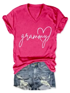 Primer plano de camiseta fucsia con cuello en V e impresión de 'grammy' y corazón.