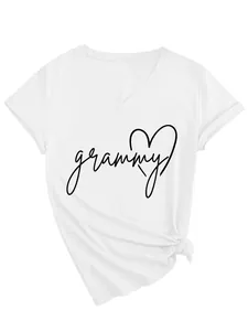 Primer plano de camiseta blanca de mujer con cuello en V e impresión de grammy y corazón