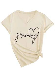 Camiseta casual de mujer en color crema con cuello en V, manga corta y diseño grammy heart.