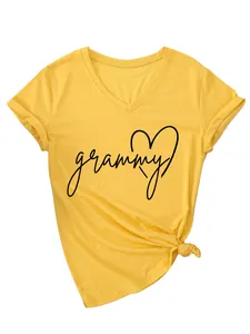 Camiseta amarilla informal con cuello en V para mujer con estampado de grammy y corazón