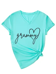 Detalle de una camiseta turquesa de cuello en V con un diseño gráfico de corazón Grammy.