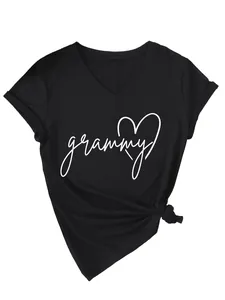Detalle de camiseta negra con cuello V y diseño de grammy con corazón en blanco