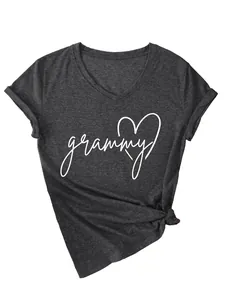 Detalle de camiseta de mujer con cuello en V gris con texto grammy y corazón