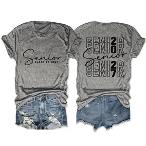 Dettaglio fronte e retro della maglietta grigia girocollo Senior Class of 2027 donna trendy