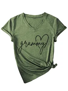 Camiseta casual de cuello en V para mujer en verde oliva con estampado de grammy y corazón