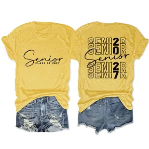 T-shirt gialla Senior Class of 2027 con dettagli del design anteriore e posteriore