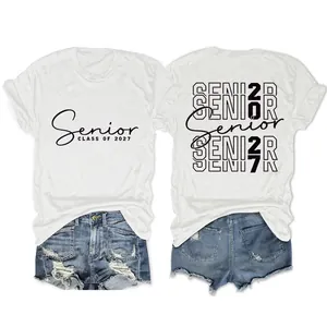 T-shirt bianca Senior Class of 2027 che mostra i design grafici anteriore e posteriore.