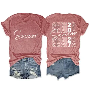 T-shirt a maniche corte da donna con stampa Senior Class of 2027 in colore rosso mattone.