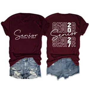 Vista dettagliata della t-shirt bordeaux Senior Class of 2027 da donna con girocollo.