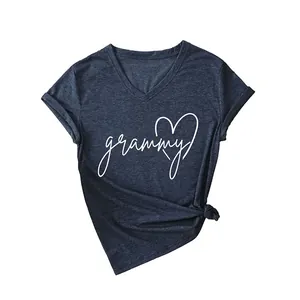 Camiseta casual de mujer con cuello en V azul marino y gráfico de corazón grammy