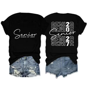 Vista dei dettagli grafici Senior Class of 2027 sul fronte e retro della t-shirt in cotone nera