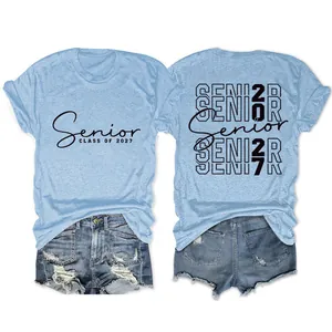 Vista dettagliata della t-shirt azzurra Senior Class of 2027 a maniche corte e girocollo