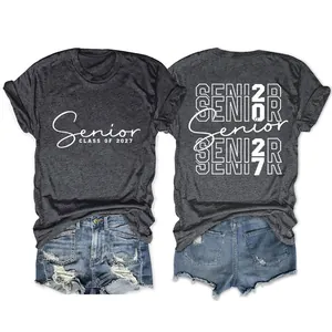 Vista dettagliata delle stampe fronte e retro della t-shirt grigia Senior Class 2027.