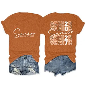 Vista fronte e retro della t-shirt grafica arancione Senior Class of 2027 da donna girocollo